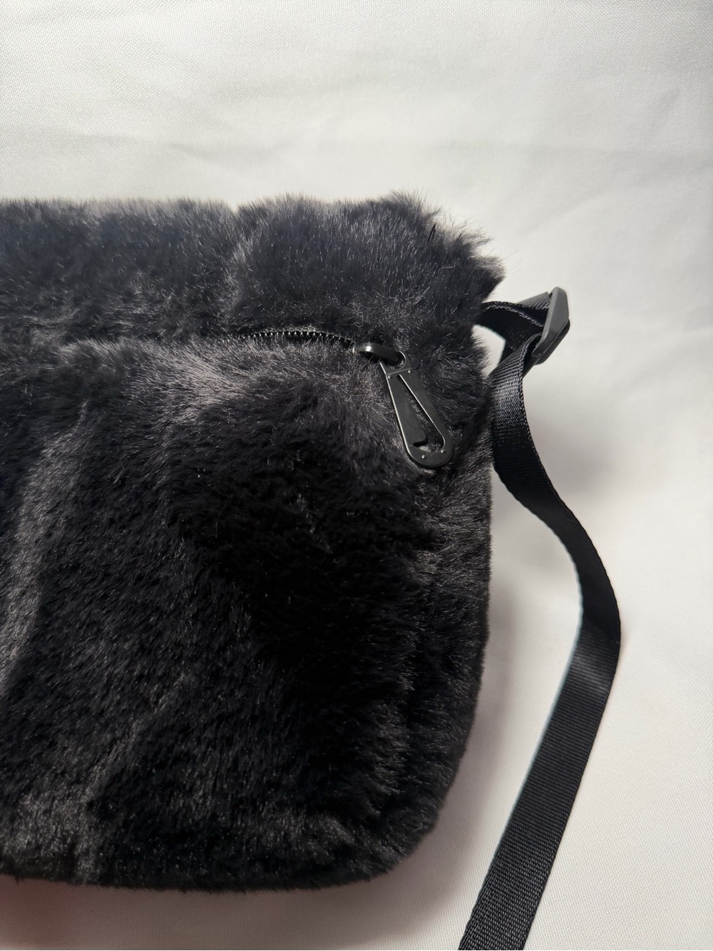 Nike Sportswear Futura 365 Faux Fur Crossbody
Bag (1L). - Picture 6 of 8